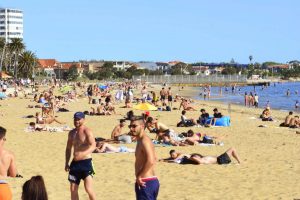 Photo of St Kilda beach on a hot day. From the cover of Prace Community News December 2020.